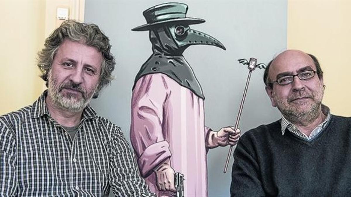 Hernández Cava (derecha) y Seguí, el viernes, con la figura del médico de la peste de la portada del cómic.