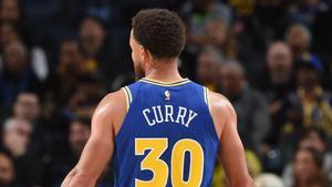 Curry lideró con 47 puntos a los Warriors en la victoria ante los Kings en una noche histórica