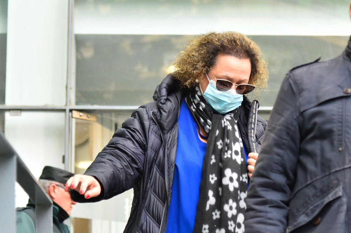 Yolanda Muñoz, saliendo de los juzgados con mascarilla y gafas de sol.