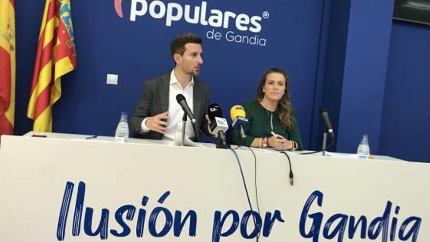 Víctor Soler y Gemma García, ayer en la sede del PP.