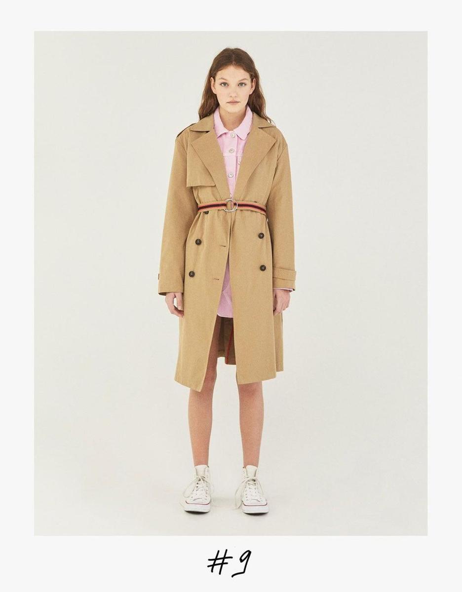 Trench con cinturón de Bershka. Precio: 39.99 euros