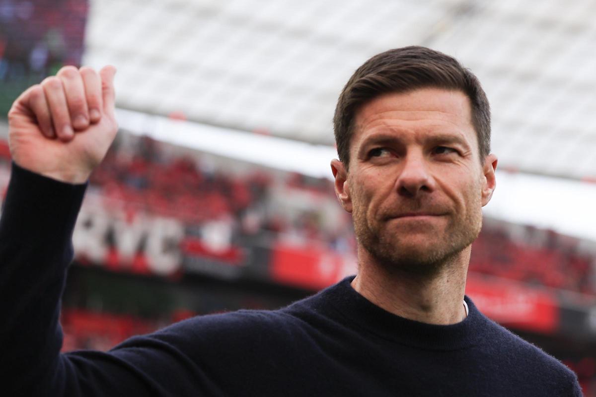 Xabi Alonso, entrenador del Bayer Leverkusen, al inicio del partido entre el Bayer Leverkusen y el Werder Bremen en el que pueden proclamarse campeones de la Bundesliga por primera vez en su historia. Xabi Alonso, entrenador del Bayer Leverkusen, al inicio del partido entre el Bayer Leverkusen y el Werder Bremen en el que pueden proclamarse campeones de la Bundesliga por primera vez en su historia.