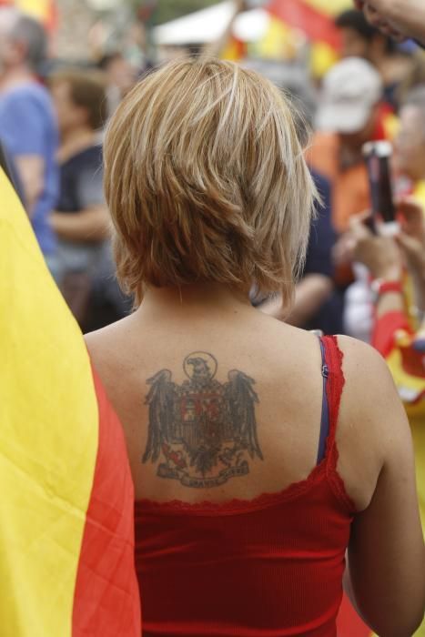 Caravana de vehículos con banderas españolas en València