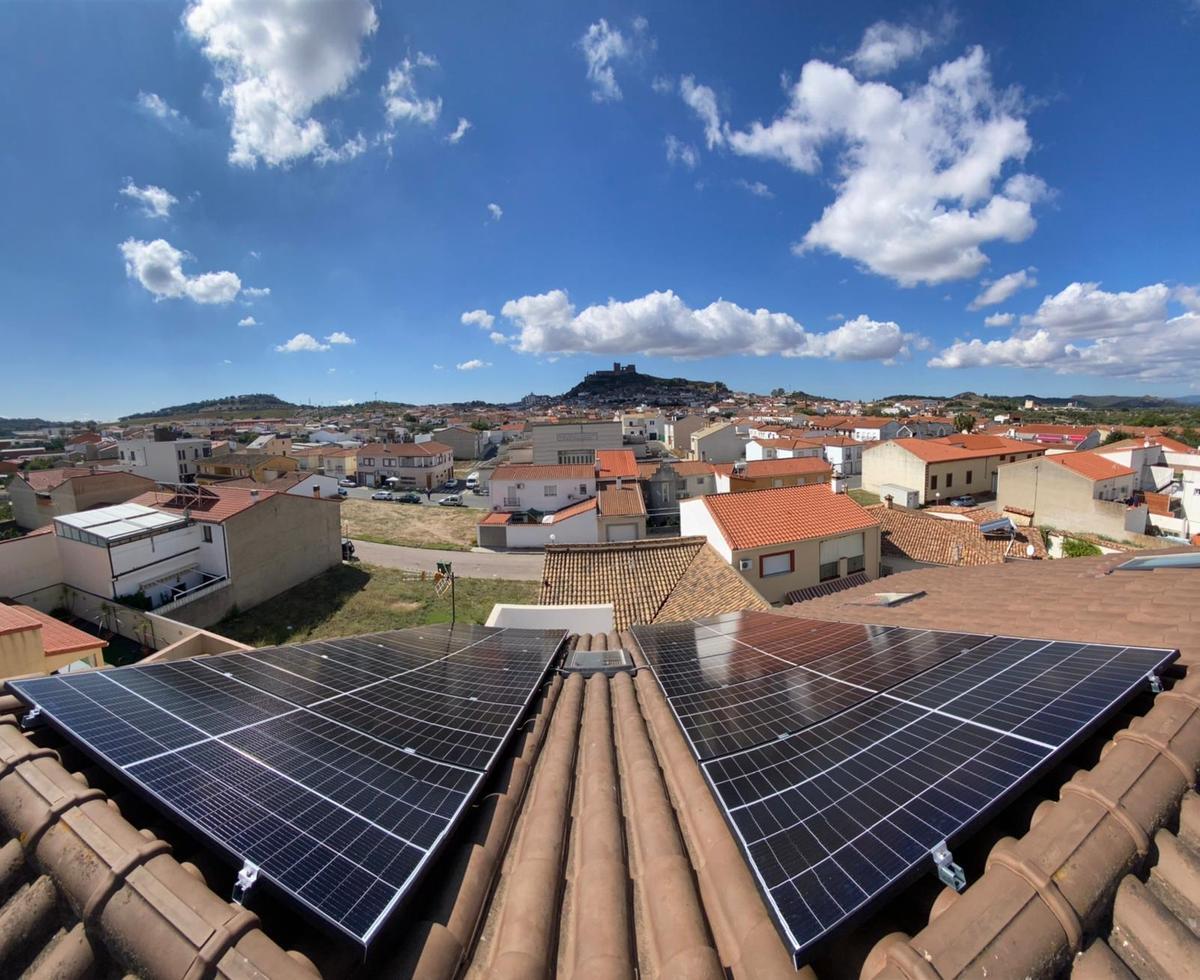 Placas fotovoltaicas de RS Solar con Alburquerque al fondo.