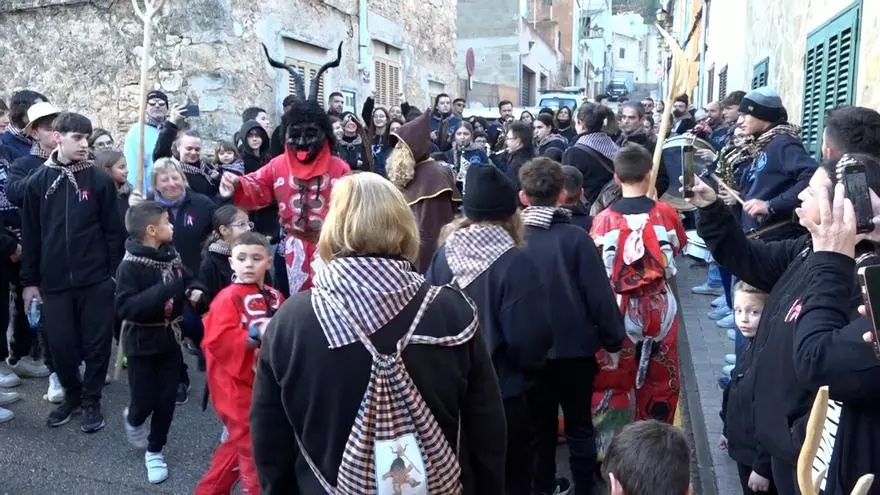 VÍDEO | Sant Antoni i el dimoni danzan por las calles de son Servera en la "Capta"