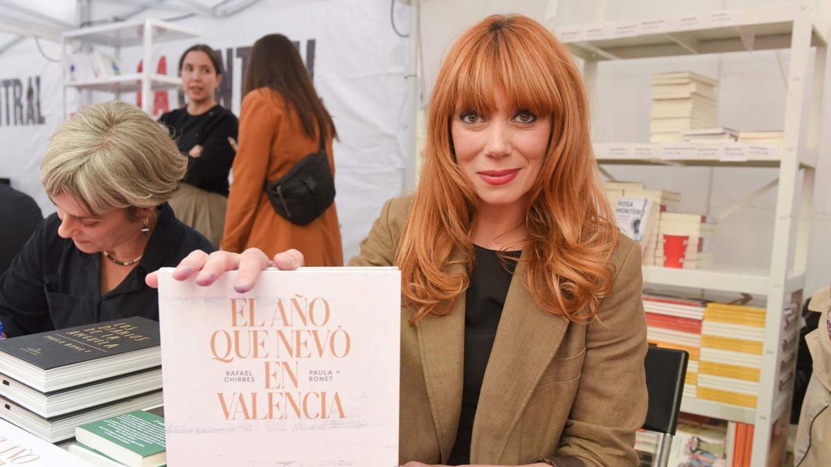 Los escritores firman sus libros por Sant Jordi