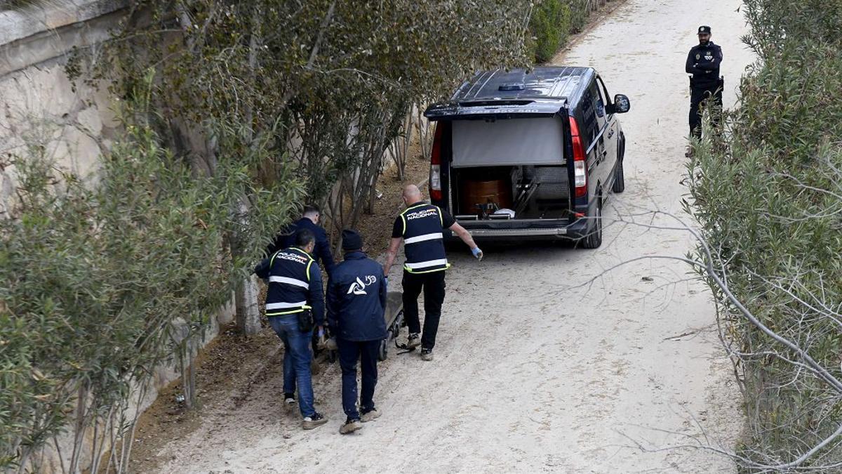 Los restos mortales son introducidos en un furgón funerario y llevados a la morgue, donde permanecen.
