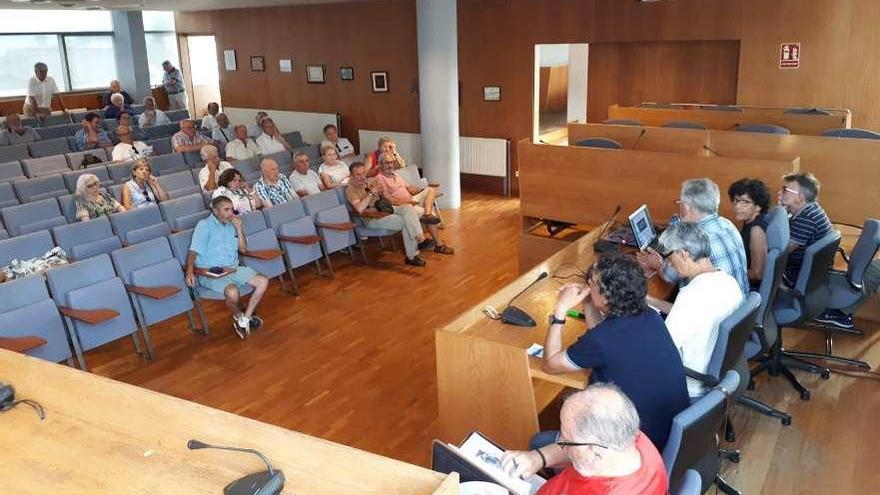 La mesa redonda se celebró ayer por la tarde en el salón de plenos de Cangas. // G.Núñez