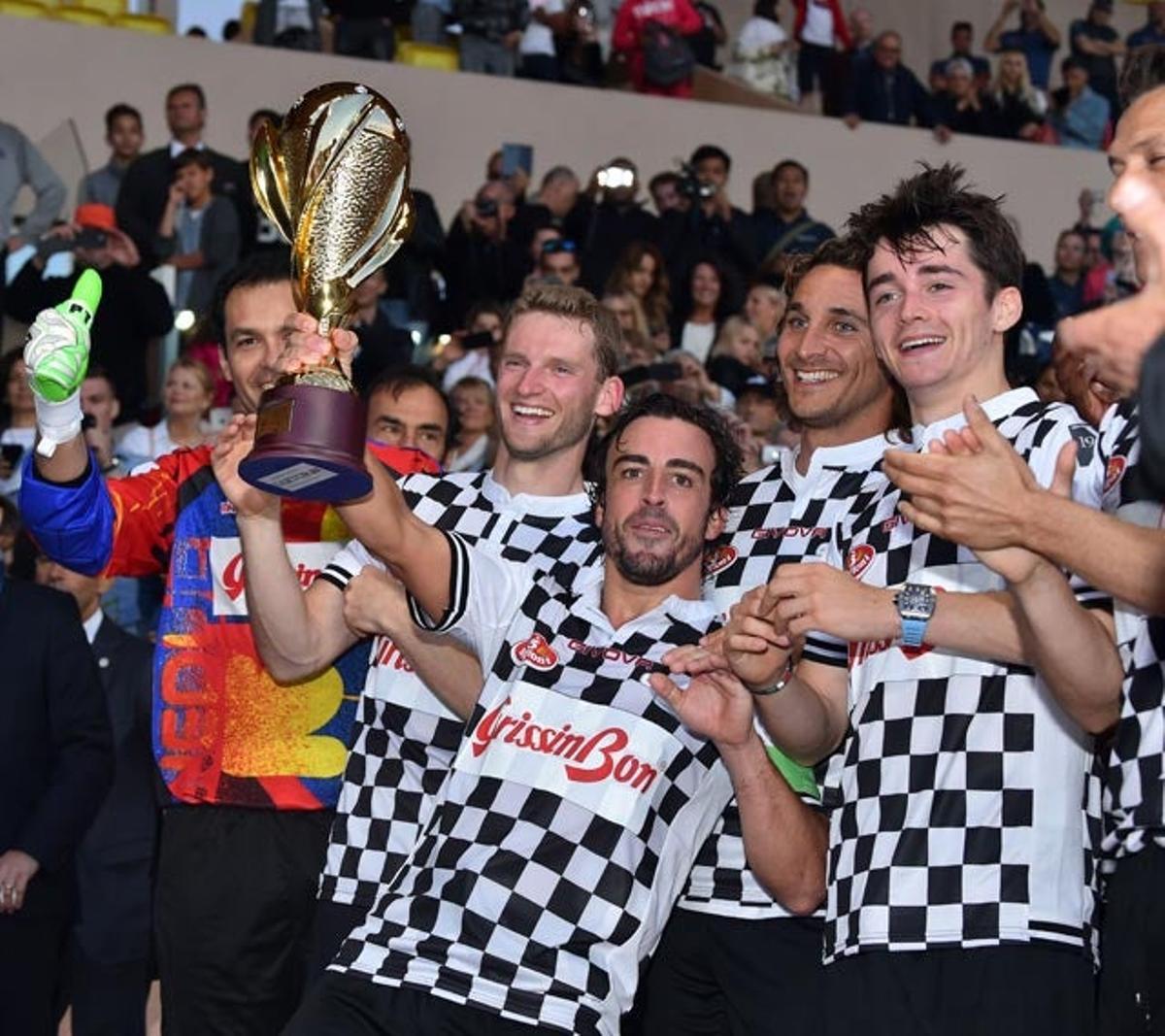 Fernando Alonso, junto a los pilotos de F1 tras ganar el partido