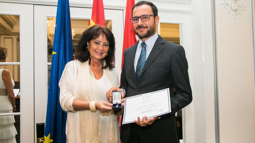 Emilio Sánchez, CEO de IDEA Ingeniería, recoge el galardón de manos de Myriam de la Sierra y Urquijo, presidenta de Honor de la AEDEEC.