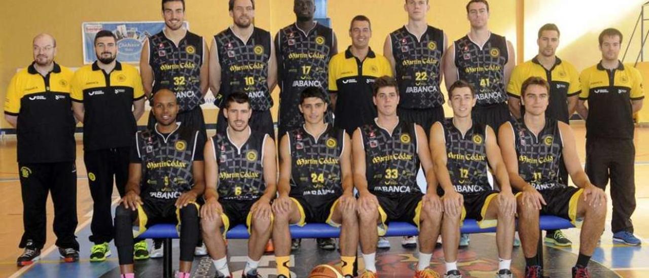 El Xuventude de Cambados se hizo ayer la foto oficial de equipo para la temporada 2015-2016. // Noé Parga