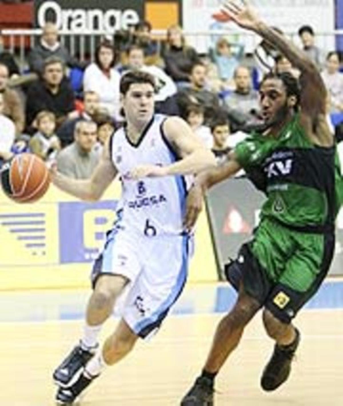 El base espanyol Ricardo Úriz (esquerra), del Bruesa GBC, intenta evitar la pressió de l’escorta nord-americà Bracey Wright, del DKV Joventut. Foto: EFE / JUAN HERRERO El base espanyol Ricardo Úriz (esquerra), del Bruesa GBC, intenta evitar la pressió de l’escorta nord-americà Bracey Wright, del DKV Joventut. Foto: EFE / JUAN HERRERO