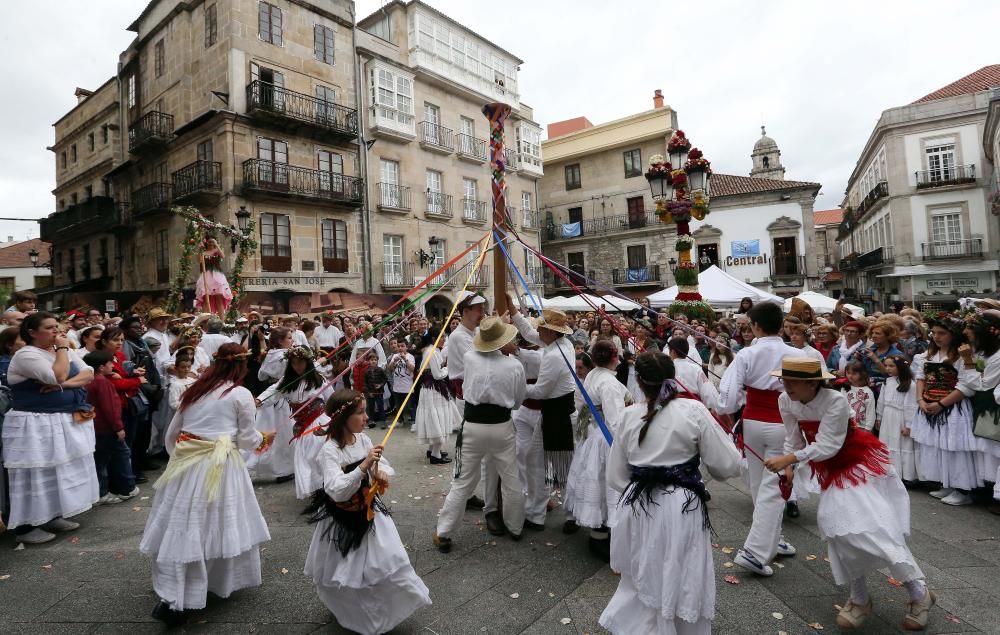 La Festa dos Maios llena de color el Casco Vello y "espanta" el invierno con flores y música