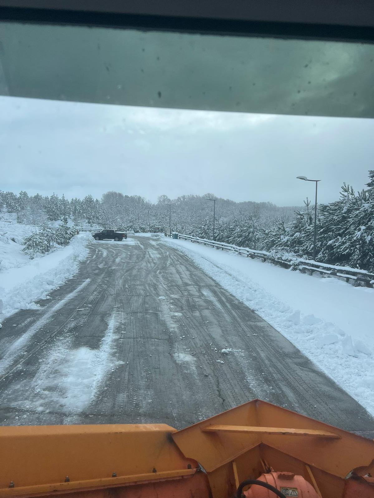Labores de limpieza de las máquinas de la Diputación en la zona de Lubián.