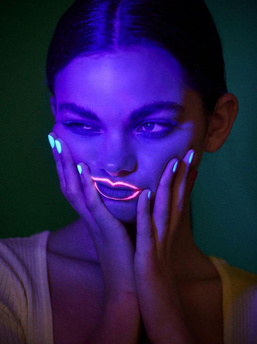 Uñas fluorescentes con luz UV