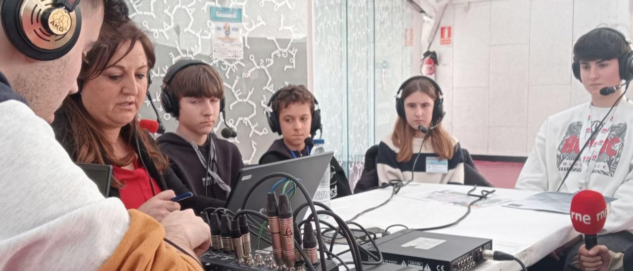 Los alumnos, atentos en uno de los talleres que se impartían durante la jornada del Encuentro Autonómico de Radios Escolares de Castilla y León. | Cedida