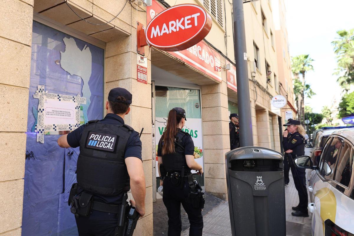 Todas las imágenes del desalojo en el local de Ibiza Todas las imágenes del desalojo en el local de Ibiza