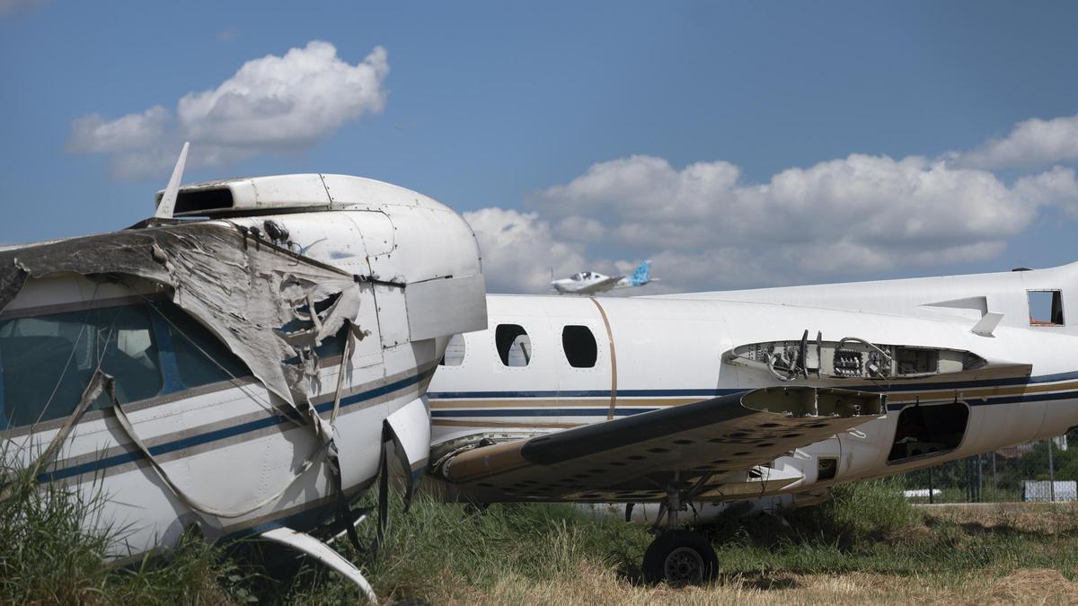Aviones y avionetas abandonadas en el aeropuerto de Sabadell.