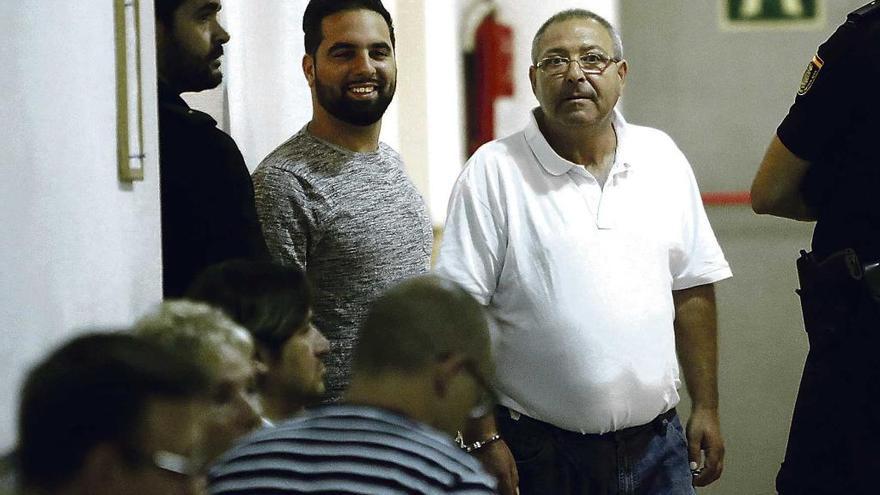 ´El Pablo´ (a la derecha) y su hijo en los juzgados de Vía Alemania tras celebrarse la vista oral.