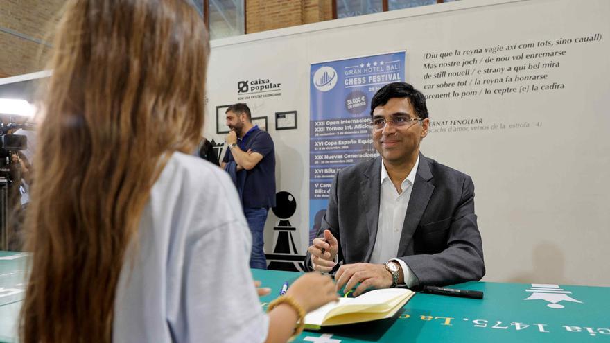 El pentacampeón mundial de ajedrez, Viswanathan Anand, visita València