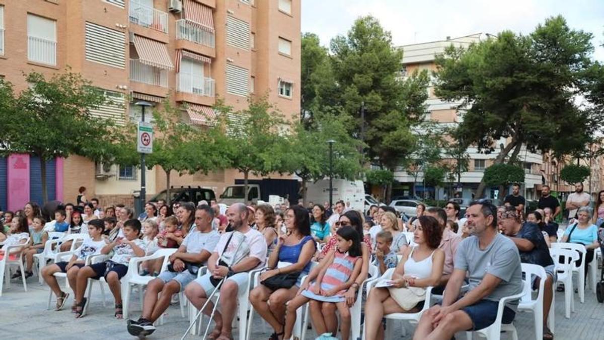 Vecinos y vecinas en una de las plazas el pasado fin de semana.