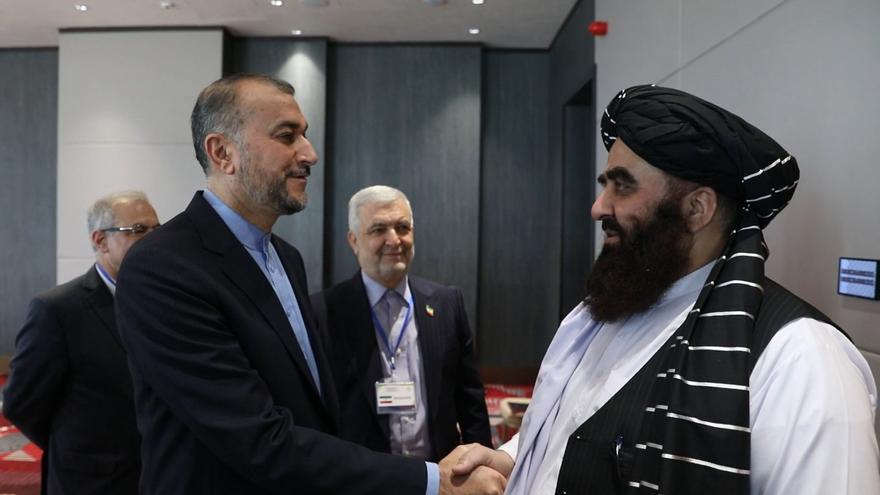 El ministro de Exteriores de Irán, Hosein Amirabdolahian, con su homólogo talibán, Amir Jan Muttaqui