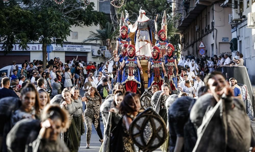 La filà Negros Kabileños asombra en su entrada en el barrio alicantino