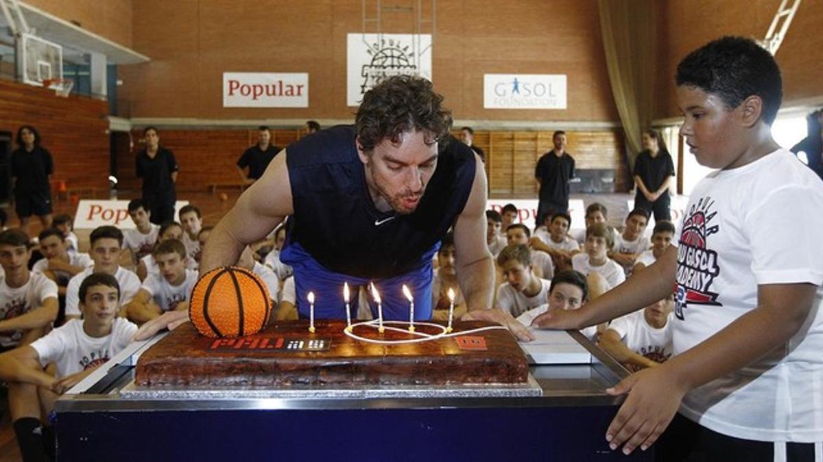 Pau Gasol sopla las velas del pastel con el que celebró el cumpleaños junto a sus alumnos