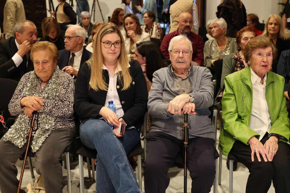El president de la Generalitat, Salvador Illa, ha mantenido un encuentro en Palau con doce de las más de 3.000 personas centenarias en Cataluña, un récord en la esperanza de vida que, ha afirmado, representa un éxito de las políticas públicas.