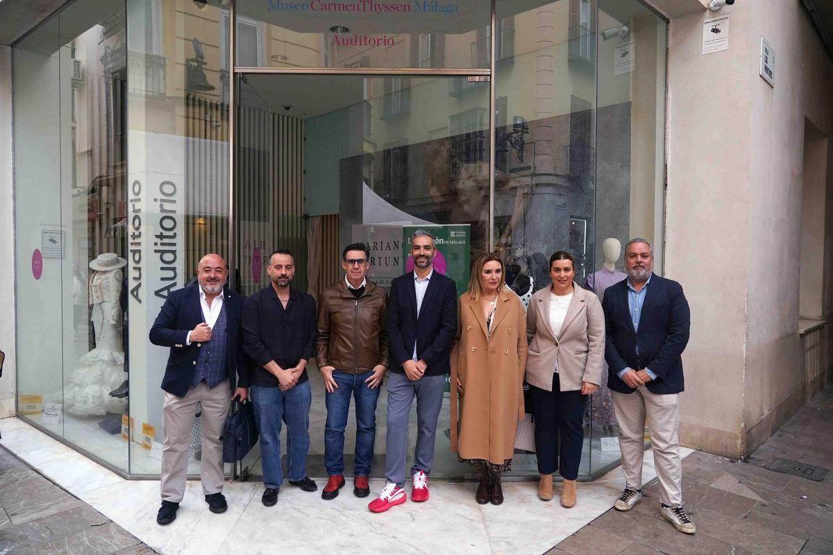 Foto de familia de patrocinadores, intervinientes y miembros del staff de La Opinión