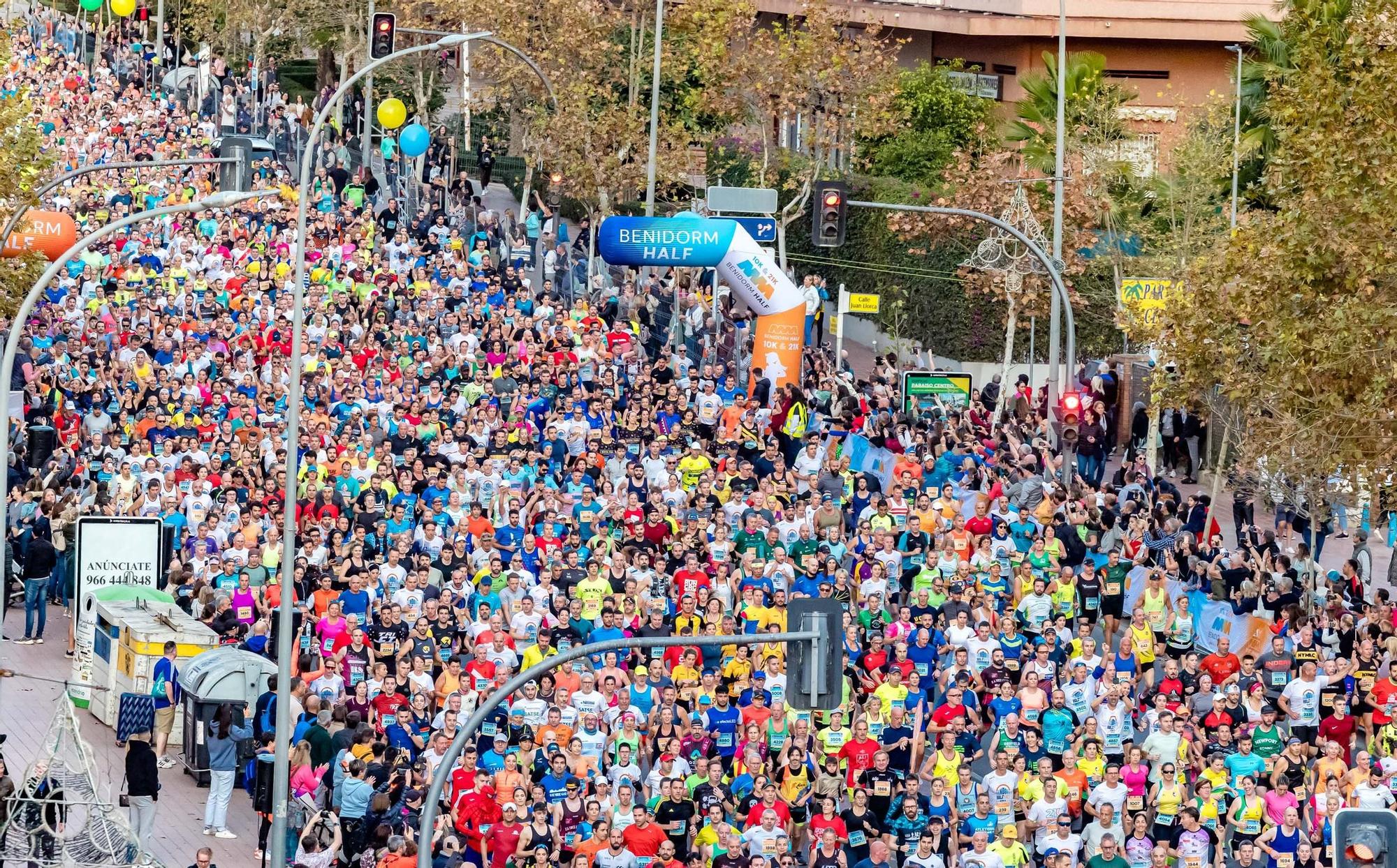 Cerca de 5.000 corredores toman Benidorm.