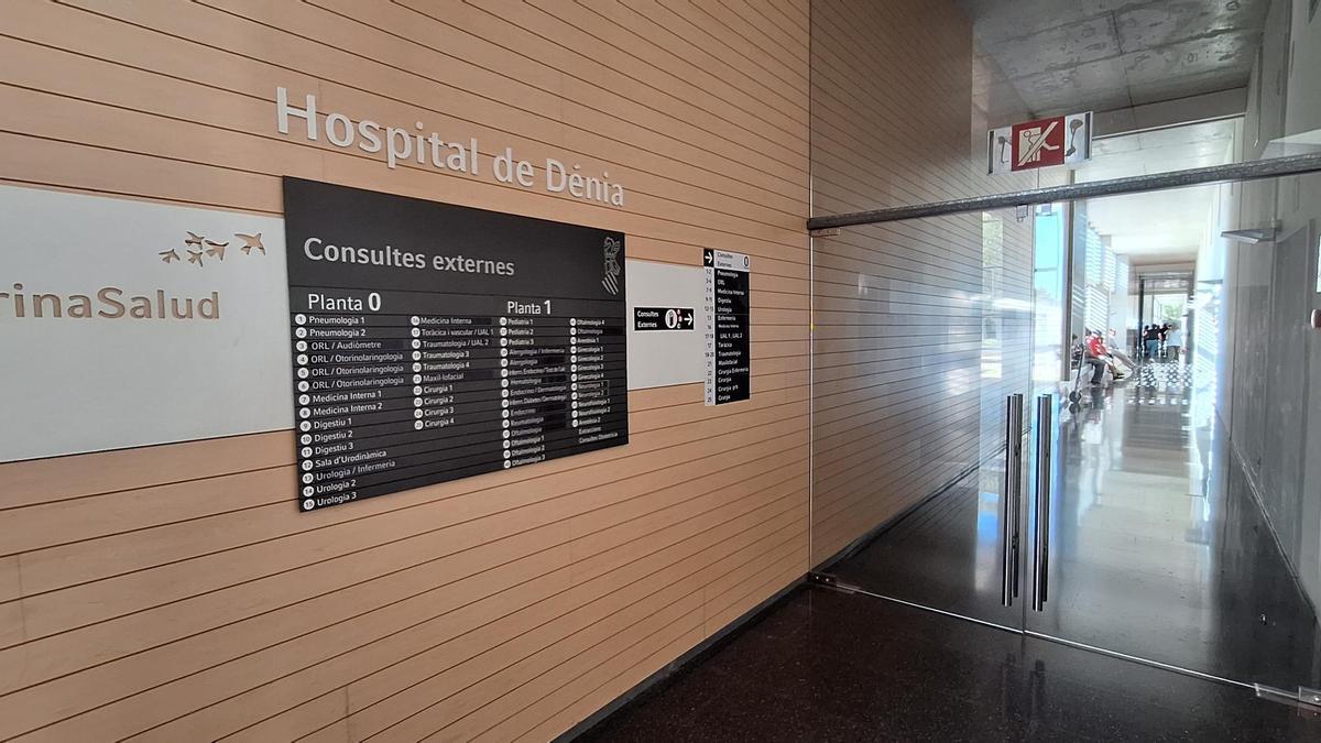 Uno de los accesos del hospital de Dénia.
