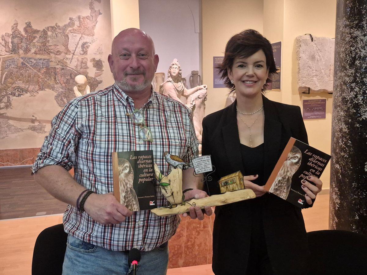 Antonio J. Pestana y María José Romero, tras la presentación del libro sobre las rapaces.