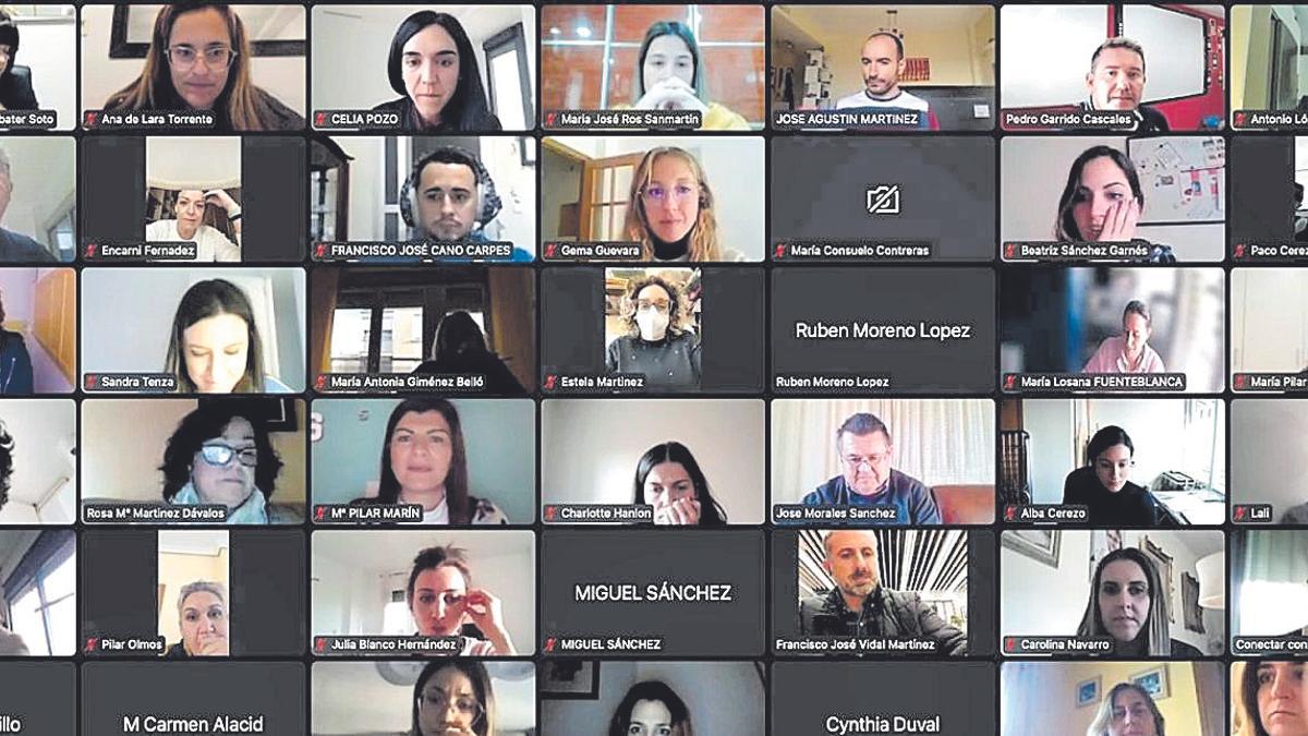 Los docentes de cooperativas de enseñanza atienden uno de los cursos de teleformación en competencias digitales.  UCOERM