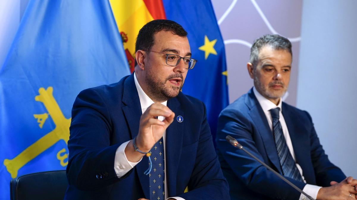 Adrián Barbón, este lunes, en una rueda de prensa.