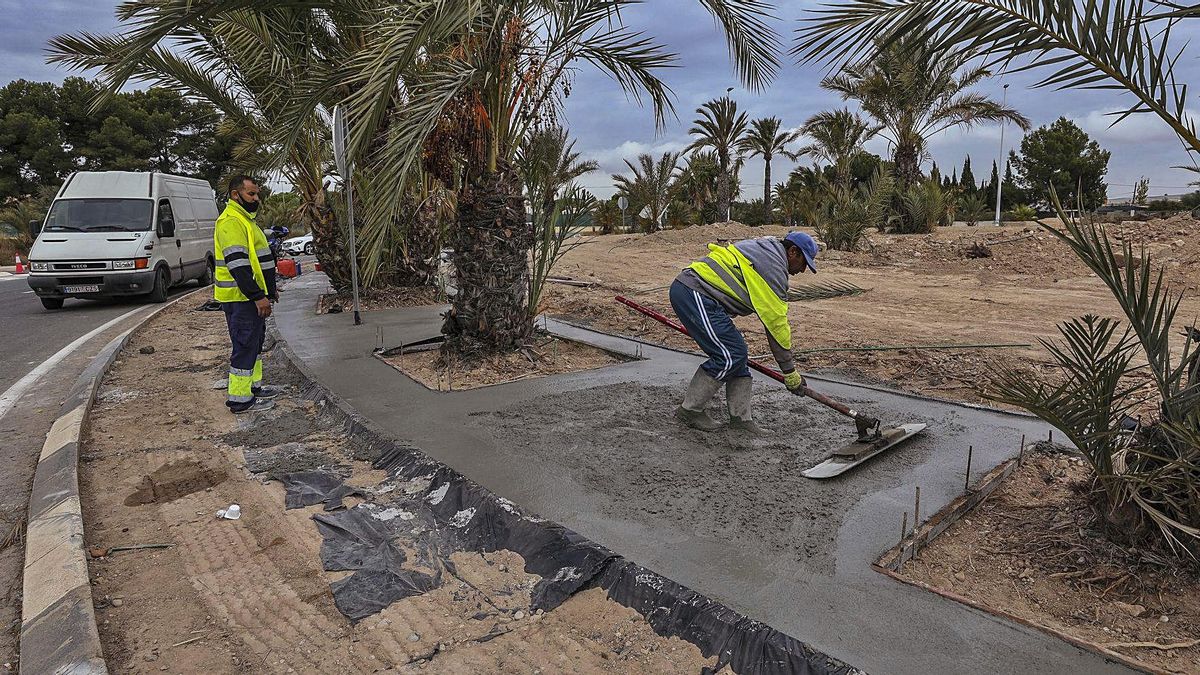 Operators working yesterday in one of the roundabouts of the northern round. | Operators working yesterday in one of the roundabouts of the northern round. |