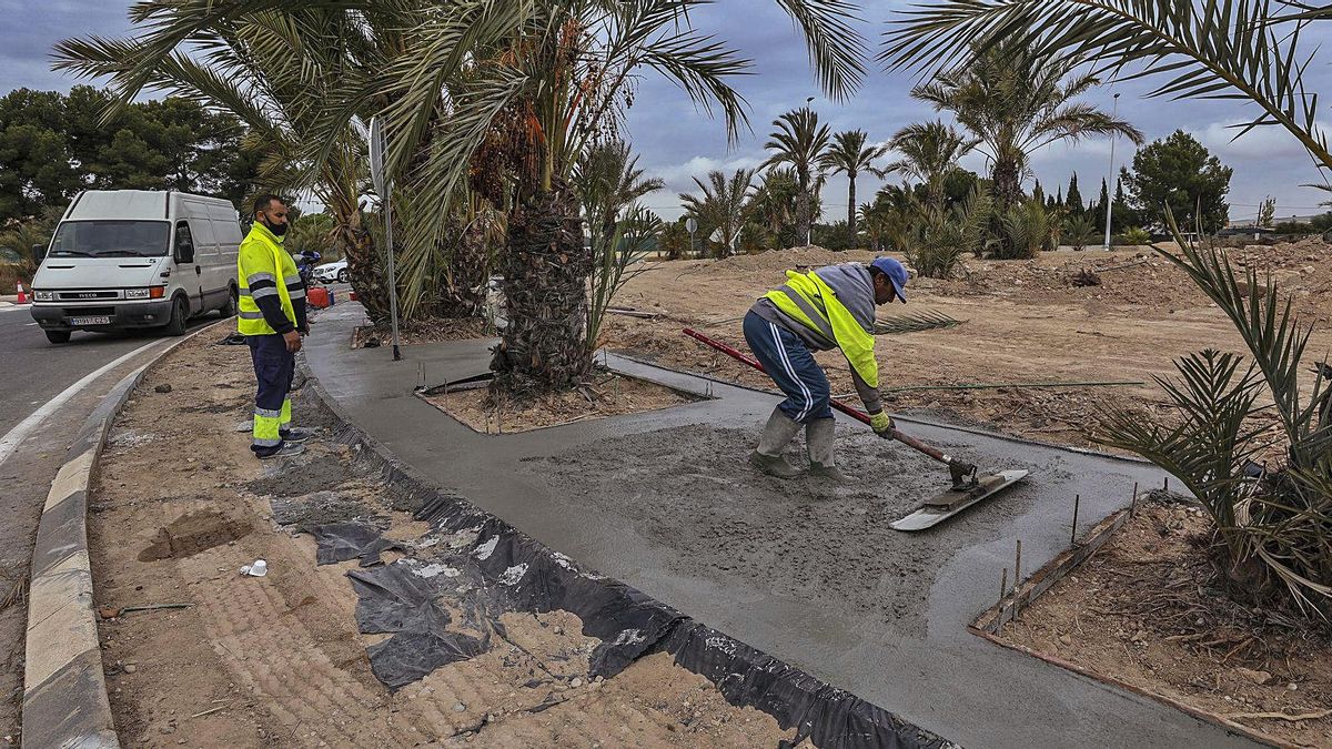 Operarios trabajando ayer en una de las rotondas de la ronda norte.  |