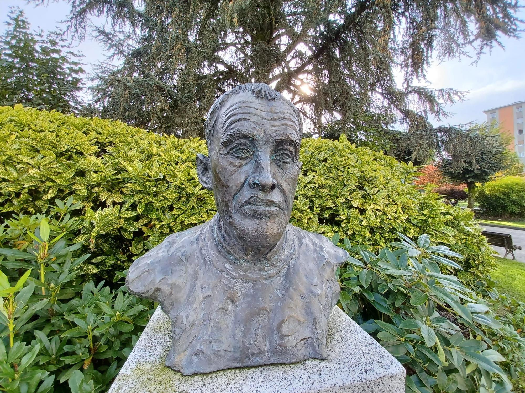 Busto de Alfredo García, "Fredi", en la plaza del Ayuntamiento de Siero
