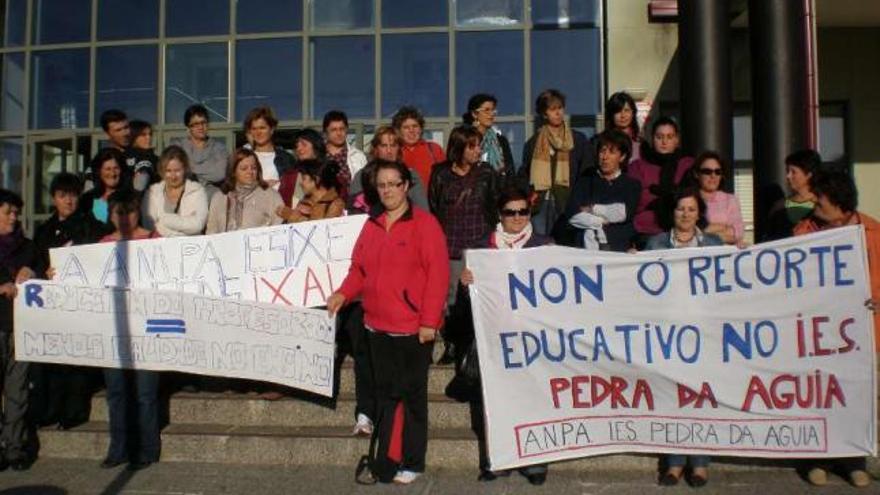 Padres de los alumnos del instituto de Ponte do Porto, ayer, concentrados delante del centro. / m. c. s.