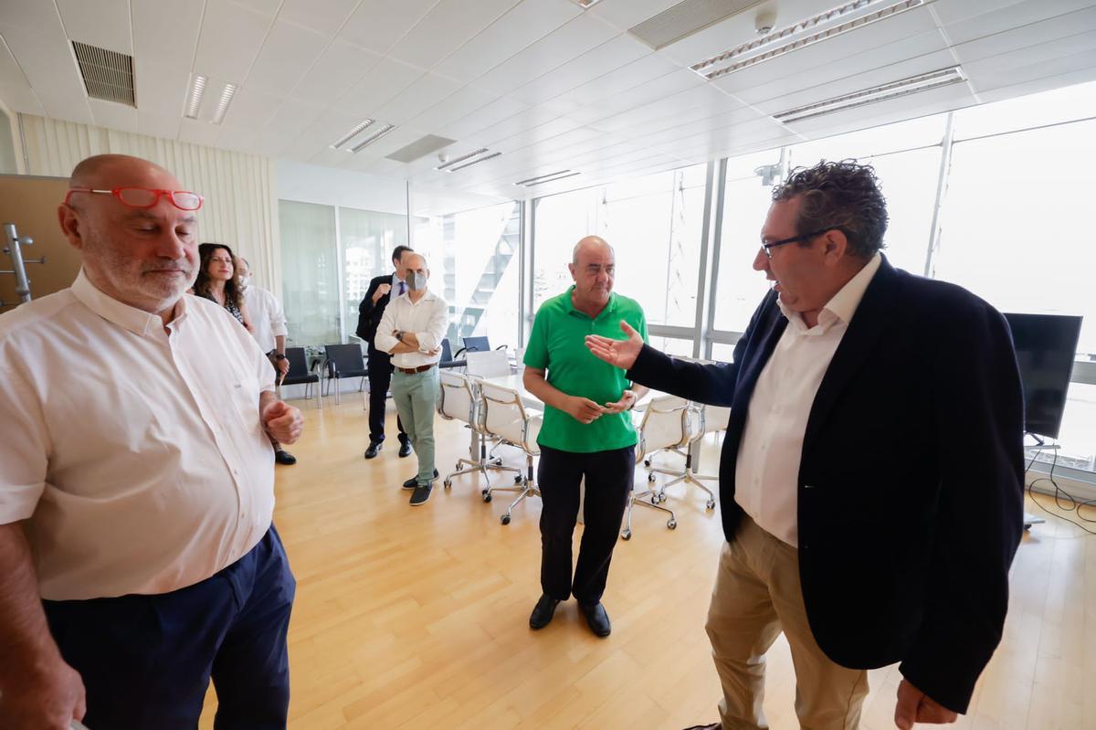 El alcalde de Benidorm recibe a Antonio Rodes y a los técnicos de la SPTCV en Alcaldía, antes de iniciarse la reunión.