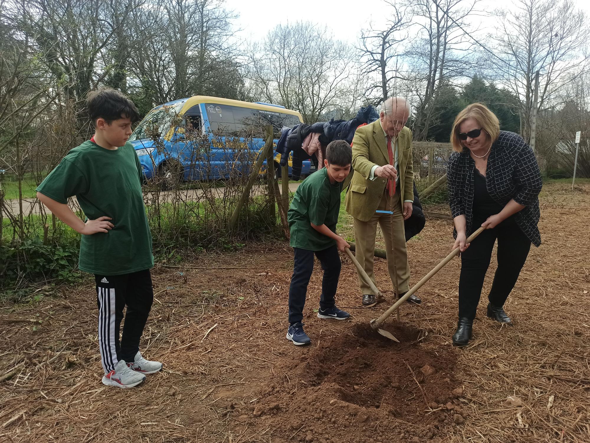 Los escolares de San Cucao ponen freno a la huella de carbono con la plantación de árboles frutales, así fue la jornada ambiental