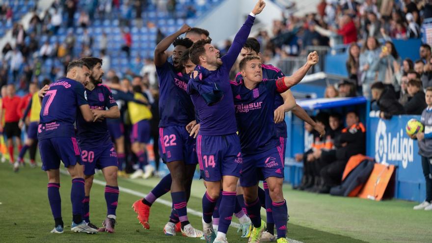 Los jugadores del FC Cartagena celebran con Franchu el segundo gol del partido con el que remontó el encuentro. | LOF