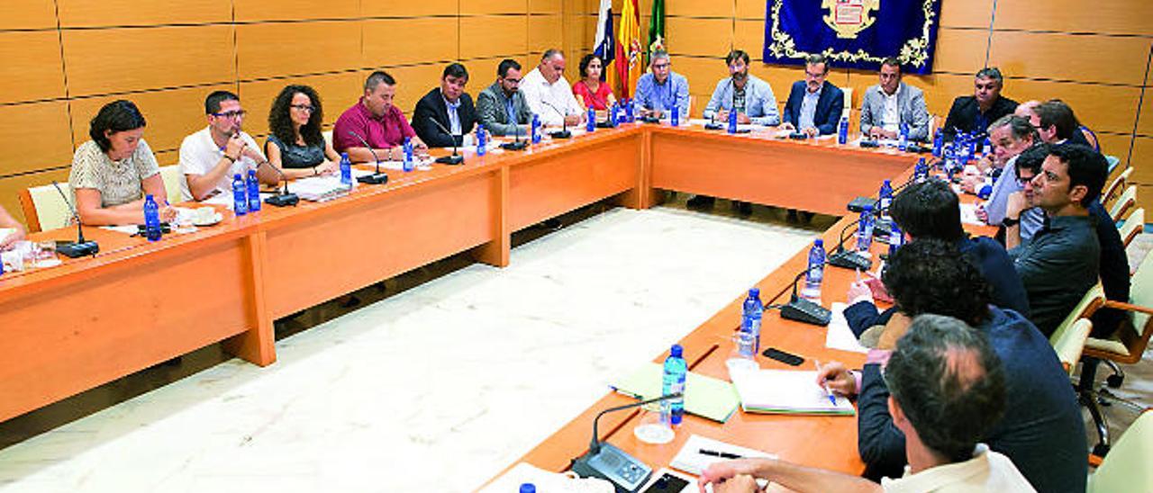 Imagen de la reunión mantenida el pasado lunes por los representantes de los cabildos de Lanzarote y Fuerteventura.