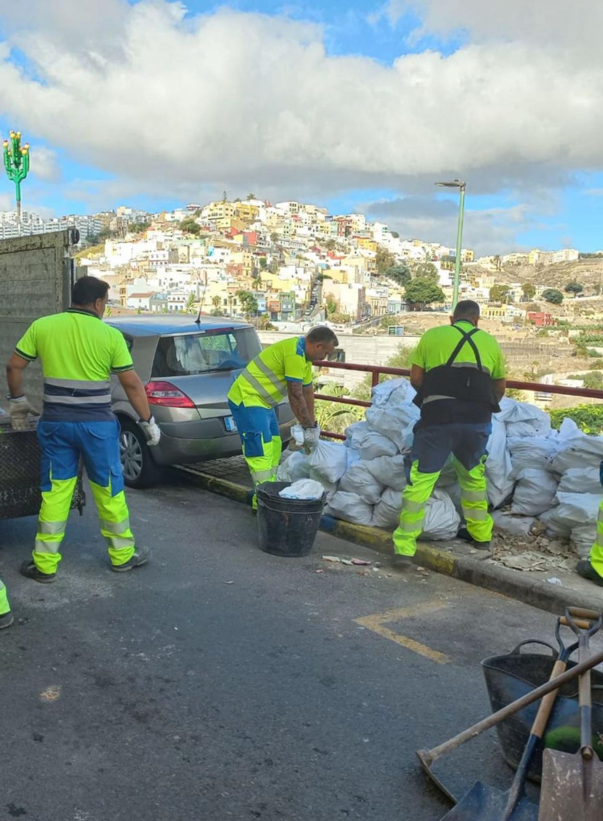 Operarios de Limpieza recogen vertidos ilegales en la capital.