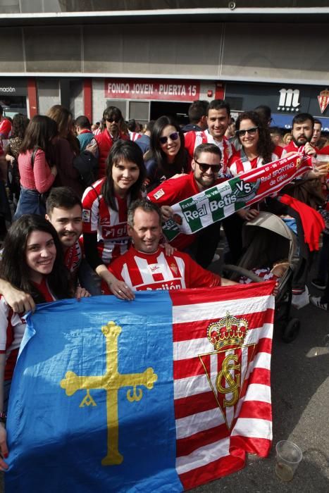 Ambientazo rojiblanco en los aledaños de El Molinón antes del partido