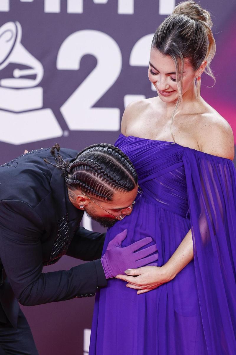 Maluma besa la tripa de su pareja, Susana Gómez, en los Latin Grammy 2023