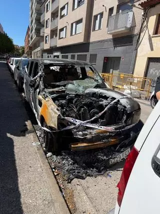 Veïns de Girona denuncien que un cotxe calcinat fa quinze dies que continua abandonat al carrer