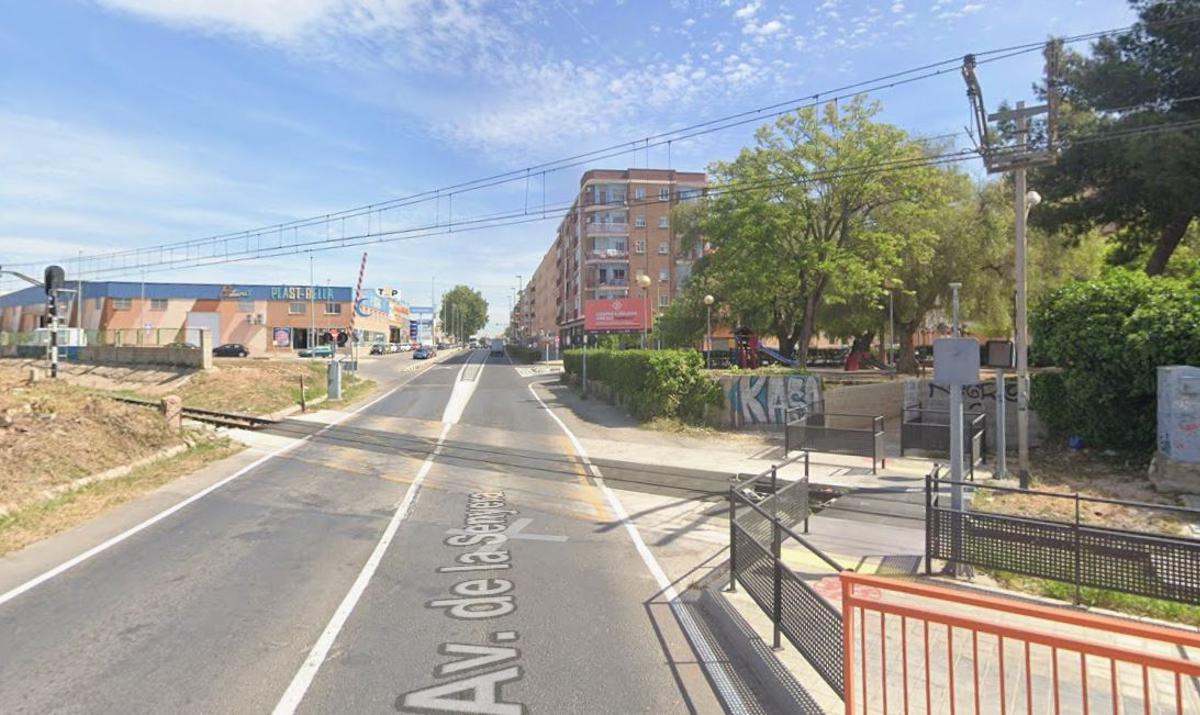 Paso a nivel del metro entre Meliana y Foios.