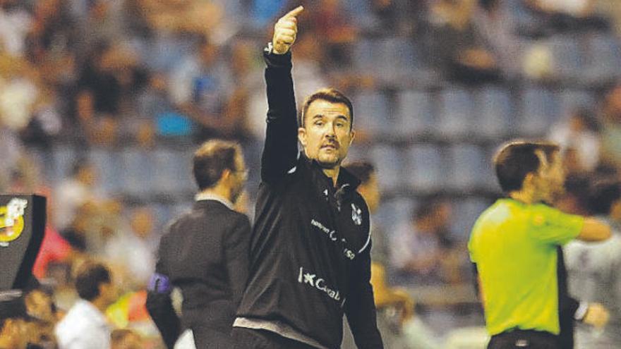 Aritz López Garai, dando instrucciones durante el Tenerife-Huesca del sábado.