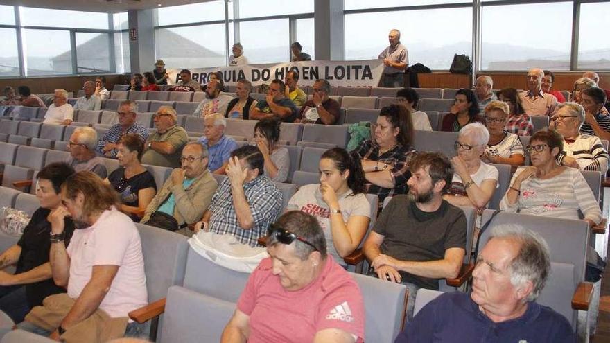 El público acudió a la llamada de Mariano Abalo para que asistiera al pleno. // Santos Álvarez